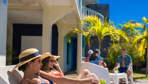 [Image: ¡Paga $90 en Lugar de $180 por Estadía de 1 Noche para 3 a 5 Personas en Habitación Familiar Deluxe + Desayunos en Playa Torola!m]