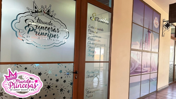 [Image: ¡Paga Q99 en Lugar de Q350 por Servicios de Salón y Glamour Para Tu Princesa: Lavado + Tratamiento + Peinado con Glitter + Esmalte + Uso de Vestidos y Accesorios del Magic Closet + Fotografías Digitales en Cabinas Personalizadas + Snacks!m]