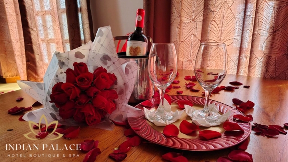 [Image: ¡Paga Q899 en Vez de Q1,600 por Estadía Romántica para 2 Personas en Habitación Suite Deluxe + Desayunos + Decoración Romántica Standard: Pétalos de Rosa + Velas + Chocolates + 2 Copas de Vino!m]