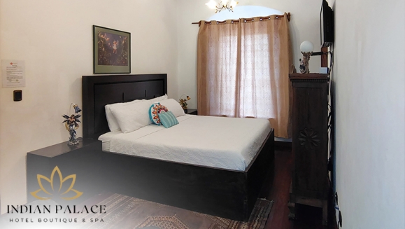 [Image: ¡Paga Q799 en Vez de Q1,600 por Estadía Romántica para 2 Personas en Habitación Suite Deluxe + Desayunos + Decoración Romántica Standard: Pétalos de Rosa + Velas + Chocolates + 2 Copas de Vino!m]