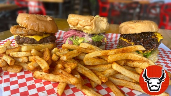 [Image: ¡Paga $23 en Lugar de $43.75 por 3 Hamburguesas XL + 3 Papas + 3 Sodas +  10 Alitas con Papas o Nachos Grandes + 2 Cafés Americanos!m]